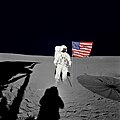 Mitchell pózuje pri americkej vlajke na Mesiaci, 5. február 1971
