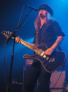 Andersson performing with the Hellacopters in 2008
