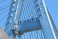 東大橋と西大橋のケーブルは黒だが中央大橋はライトアップ効果をはかるため白のフッ素樹脂被膜で覆われている。