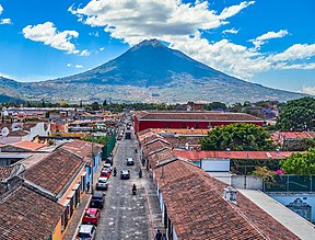 Pogled na vulkan iz grada Antigua Guatemala