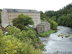 New Lanark Mill Hotel és vízi házak a Clyde folyónál
