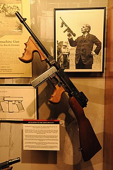 Пистолет-пулемёт Томпсона M-1921 калибра 45. ACP с коробчатым магазином на 20 патронов