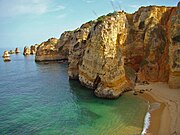 Cantís e praias de area branca no Algarve.