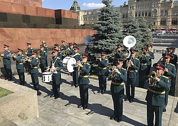 Оркестр 154-го Преображенського полку біля Мавзолею Леніна. Фото 2018 року
