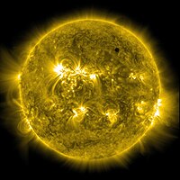 波長171 Å的紫外線假色太陽影像，金星位於右上角。
