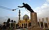 Статую Саддама Хусейна на площі Фірдос у Багдаді скидають після вторгнення США до Іраку. 9 квітня 2003
