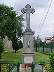 Krzyż kamienny z 1932 na rogu ul. Szarych Szeregów i ul. F. Zabłockiego