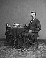 Thomas Edison junto al fonógrafo