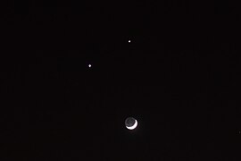 Місяць, Венера та Юпітер (зліва згори). 1 грудня 2008, Гуанчжоу, Китай