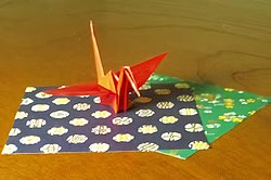 אוריגמי מסורתי בדמות עגור ודפי אוריגמי טיפוסיים