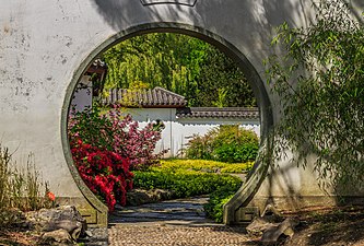 荷兰植物园中式园林的月亮门
