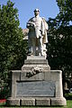 Gróf Széchenyi István szobra a Főposta előtti parktükörben