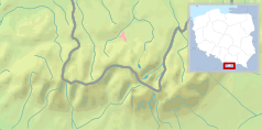 Mapa konturowa Tatr, blisko centrum na dole znajduje się owalna plamka nieco zaostrzona i wystająca na lewo w swoim dolnym rogu z opisem „Morskie Oko”
