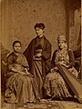 تصویری از فارغ‌التحصیلی دکترای طبابت سه زن از ژاپن، سوریه و هند در سال ۱۸۸۶ از کالج پزشکی زنان پنسیلوانیا (دانشگاه درکسل امروزی).