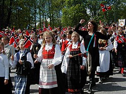 Norvegai tautiniais rūbais