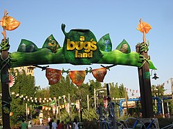 Entrada á atracción A Bug's Land, inspirada en A Bug's *Life e situada no parque Disney California Adventure.