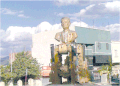 تمثال الشهيد مصطفى بن بولعيد وسط مدينة آريس