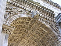 Okrašen in kasetiran strop oboka na slavoloku Septimiju Severu