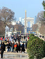 Pogled na Axe historique iz vrtov Tuileries.
