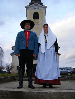 Slovėnai tradiciniais XIX a. drabužiais