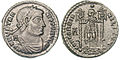 Sul rovescio di questa moneta coniata sotto Vetranione, l'imperatore regge due labari, insegne di Costantino I.