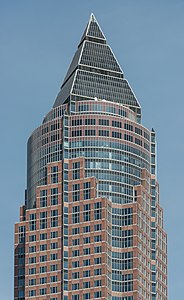 Messeturm în Frankfurt, Germania (1990), de Helmut Jahn, o clădire postmodernă care amintește de arhitectura Art Deco[126]