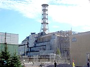 原子力事故の一例。ロシア・チェルノブイリ原子力発電所事故の現場。（事故後に覆われた原子炉棟）