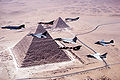 جنگنده بمب‌افکن‌های نیروی هوایی مصر و نیروی هوایی آمریکا در حال انجام یک تمرین نظامی مشترک بر فراز مجموعه اهرام جیزه