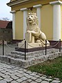 Статуа ''Лав чувар грба породице Карачоњи'' у дворишту музеја