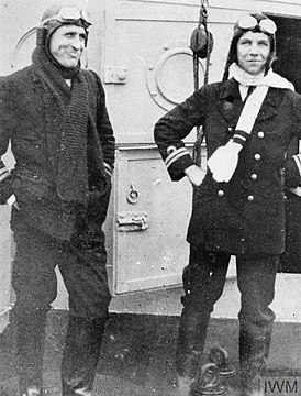 Ратленд (слева) и Джералд Ливок[en] на палубе «Энгадина», 1916