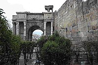 Slavolok Caracalla v Tebessi, Alžirija, zgradil ga je okoli 210 rimski general iz mesta, ki je posvečen cesarju Karakalu.