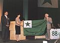 Tradicia transdono de la flago al la posta LKK: maldekstre ĉina delegacio, dekstre sveda LKK-prezidanto, UK 2003, Gotenburgo
