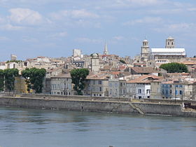 2360.Blick vom Ufer der Rhone auf Arles-Provence.JPG