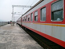 Személyszállító vonat Baise, Guangxi állomásán