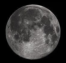 Mặt Trăng trên bầu trời đêm, quan sát từ Trái Đất. Bề mặt Mặt trăng có các vùng sáng tối, các đốm màu không đều và các hố va chạm nằm rải rác với các kích thước khác nhau.