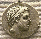 Kiri: koin tetradrakhma Perseus dari Makedonia (m. 179 SM – 168 SM), British Museum. Kanan: Kemenangan Emilius Paulus karya Carle Vernet, 1789.