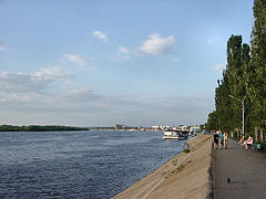 Волга у Астрахану, посљедњем граду на Волги. У Астрахану се Волга сужава због многобројних рукаваца, формирајући делту.