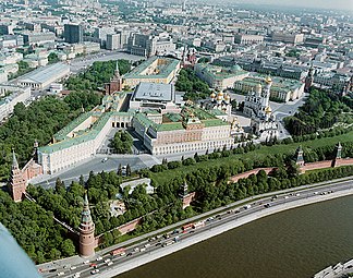 Московський кремль з висоти пташиного польоту. Вид з боку Москви-річки. Фото 1987 р.