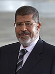 خطان أبيضان يمتدان من زوايا مستطيل أزرق يتقاطعان في منتصفه