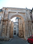 Porte Noire v Besançonu, enojni lok zelo bogato okrašen z dvema stebroma.