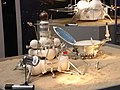 Експозиція радянських «місячників» на виставці у Парижі 2007 року. На передньому плані — СА Луна-20. У його складі — СА, що доставив на Землю зразки місячного ґрунту (верхня сфера).