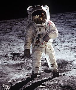 رائد الفضاء بز ألدرين على سطح القمر، أثناء رحلة أبولو 11 عام 1969