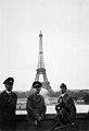 أدولف هتلر في باريس عام 1940 مع ألبرت سبير (يسار) وأرنو بريكر (يمين)1