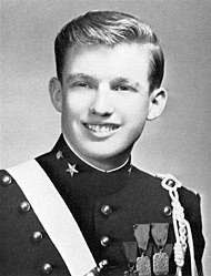 Svartvit bild av Donald Trump som tonåring, med olika märken. Bilden togs under hans tid vid New York Military Academy, 1964.