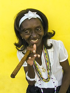 Asszony kubai szivarral