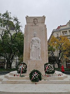 Nemzeti Vértanúk emlékműve Hungária alakjával