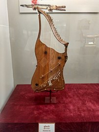 Another instrument using saung in its name, a museum display of the byat saung or byauth caungg (ဗျပ်စောင်း), the Burmese lyre