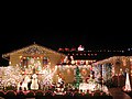 Decor de Crăciun al unei case din orașul Dublin (statul California, SUA)
