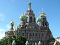 ペテルブルクの血の上の救世主教会は「解放皇帝」アレクサンドル2世受難の地に建てられた。1883年着工、1907年完成。バロック式とも新古典様式とも異なる中世ロシア風の建築。