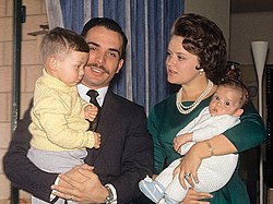 Vua Hussein và Vương phi Muna thời trẻ đang bế hai đứa con trai nhỏ của họ